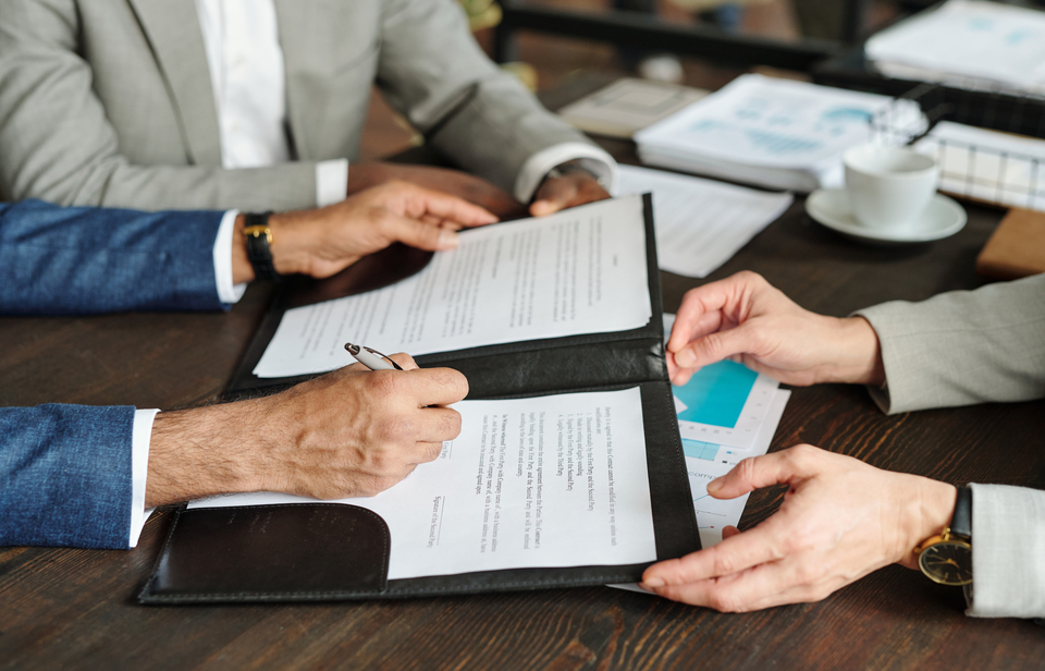 requalification-contrat-service-travail-travail.jpg