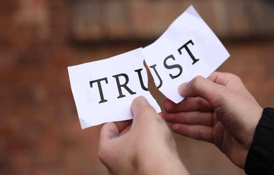Victime-d-un-abus-de-confiance-Comment-porter-plainte-et-se-defendre.jpg